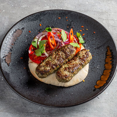 Люля-кебаб из телятины с салатом Айчучук в КрабыКутабы по цене 1200 ₽