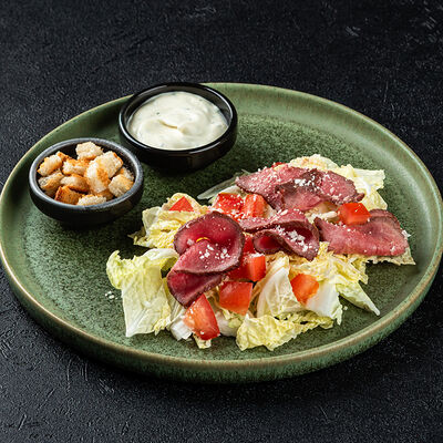 Салат Цезарь с говядиной в Сан Суши - Пицца по цене 437 ₽