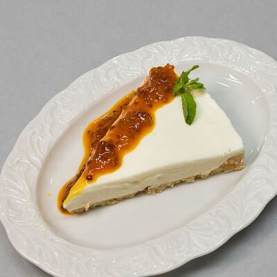 Чизкейк с морошковым вареньем в Мёд и Масло по цене 681 ₽