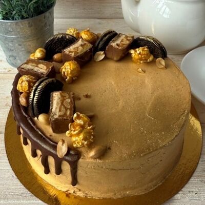 Торт-десерт Love сникерс в Кантанелло по цене 1705 ₽