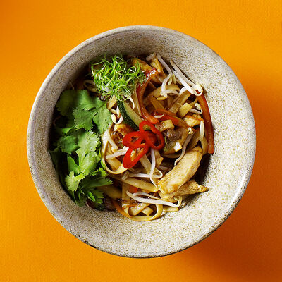 Вок с курицей, рисовой лапшой и соусом том ям в VASILCHUKI Chaihona №1 по цене 410