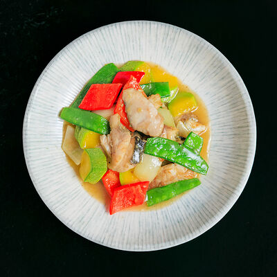 Филе сибаса с овощами в чесночном соусе в Mr. Lee по цене 3500 ₽