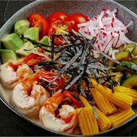 Азиатский боул с креветкой и свежими овощами в Wok café