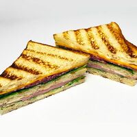 Клаб-сэндвич с ветчиной, салями, сыром чеддер, листьями салата и горчичным соусом в 11/47 Bakery