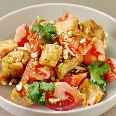 Салат из хрустящих баклажанов и томатов в соусе чили в Bao по цене 319 ₽