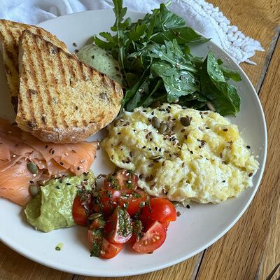 Завтрак с лососем холодного копчения и скрэмблом в BUENO cafe по цене 990 ₽