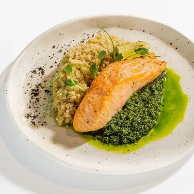 Стейк из лосося и соус из трав в Bistro Pizzateca 9.8 по цене 3000 ₽