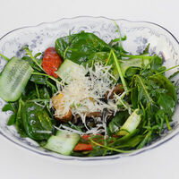 Зелёный салат с лесными грибами в Обломов