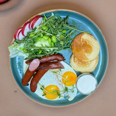 Сытный завтрак с колбасками в The art cafe по цене 835 ₽