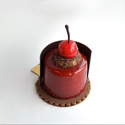 Пирожное вишня-шоколад в De Paris БИСТРО по цене 559 ₽