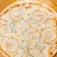 Пицца с грушей и сыром дор блю в Имбирь