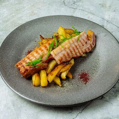 Свиная грудинка с жареной картошкой в Moloko по цене 480 ₽