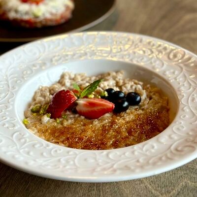 Каша овсяная с сезонными ягодами в Fllore cafe по цене 359 ₽