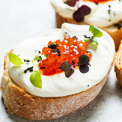 Канапе с красной икрой и сливочным сыром в Blackberry по цене 9 р.