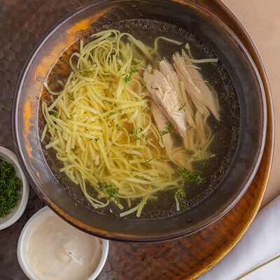 Токмач с домашней курицей и авторским соусом сюзьмав Мархаба Халяль по цене 552 ₽