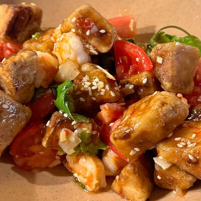 Тёплый салат с баклажаном и креветками в Trattoria Siesta по цене 760 ₽