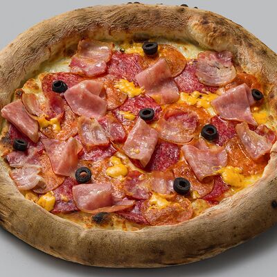 Пицца Мясное ассорти в La Pizza Bomba на дровах по цене 990 ₽