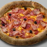 Пицца Мясное ассорти в La Pizza Bomba на дровах