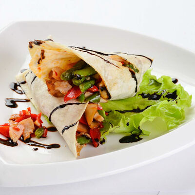 Салат-ролл с курицей в БамБуши по цене 185