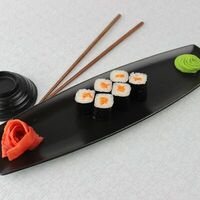 Ролл с лососем в SUSHI XL