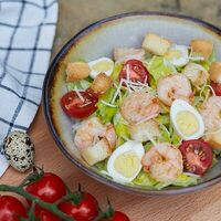 Цезарь с креветками с веганским сырным соусомв Пропитание