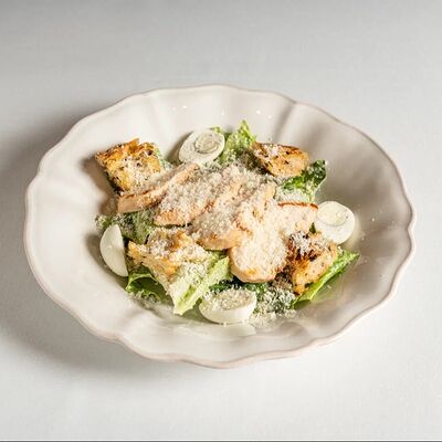 Салат Цезарь с фермерским цыпленком в ROMO по цене 980 ₽