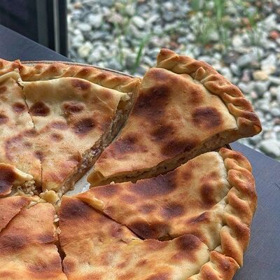Пирог с курицей, сыром и зеленью в Фабрика хинкали по цене 1067 ₽