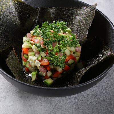 Тартар из тунца и овощей с соусом юдзу в Сварня по цене 710 ₽