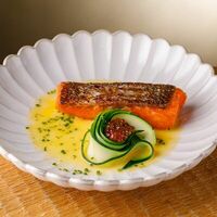 Стейк из форели с цукини и красной икрой в Ro