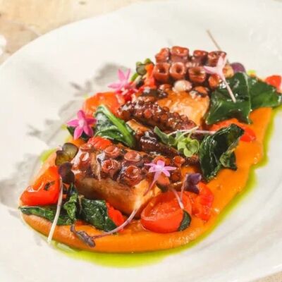 Осьминог с кремом из корнеплодов карри в Ива по цене 2860 ₽