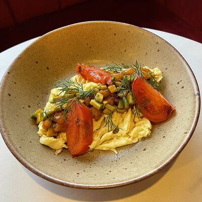 Скрембл с лососем, авокадо и соусом унаги в Блеск по цене 320