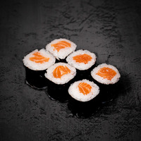 Ролл с лососем в In Tasty