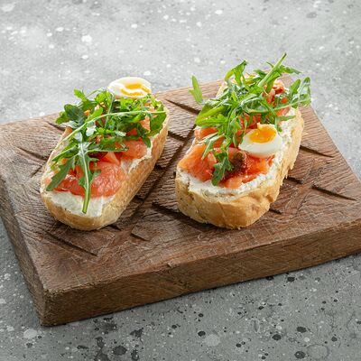 Брускетты со слабосоленым лососем и сливочным сыром в Double по цене 820