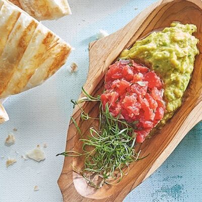 Гуакамоле с томатной сальсой в Черетто море по цене 890 ₽