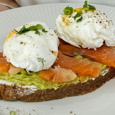 Бутерброд с лососем и авокадо в Grechka по цене 650 ₽