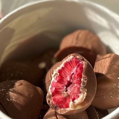 Замороженная малина в двойном шоколадев Shik berry по цене 1590 ₽