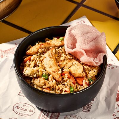 Жареный рис с яйцом и курицей в Bao по цене 535 ₽