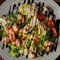 Салат с креветками и авокадо в Menthol