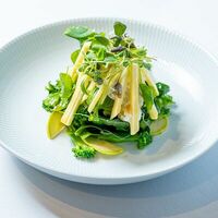 Зелёный салат со страчателлой и яблокомв Рыба Мечты