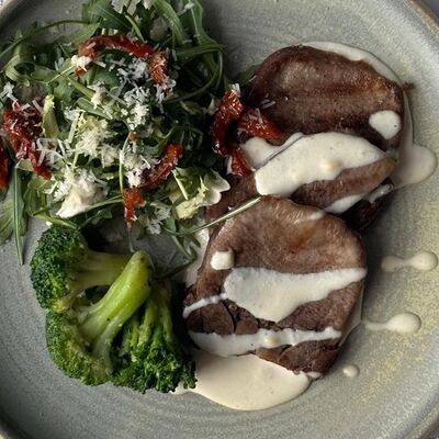 Язык говяжий в перечном соусе с брокколи в Crystal по цене 1500 ₽