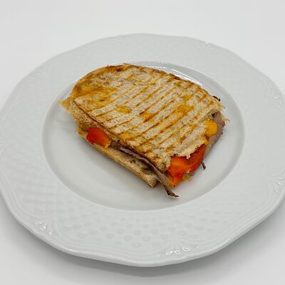 Гриль чиз, ростбиф, печёный перец в Coffee Room Coworking по цене 440 ₽