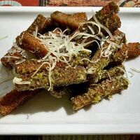 Гренки с пармезаном и соусом песто в Пицца Парми