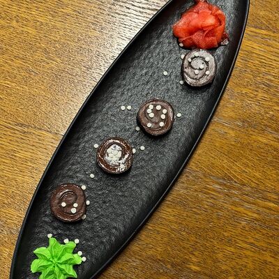 Ролл из молочного шоколада с пралине из фундука в Nippon House по цене 590 ₽