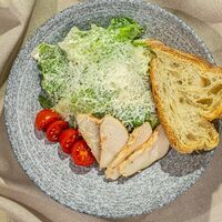 Цезарь с маринованным цыпленком в Ботаника