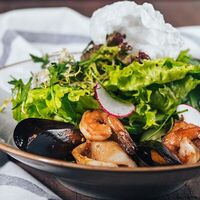 Теплый салат с морепродуктами в Tutta La Vita
