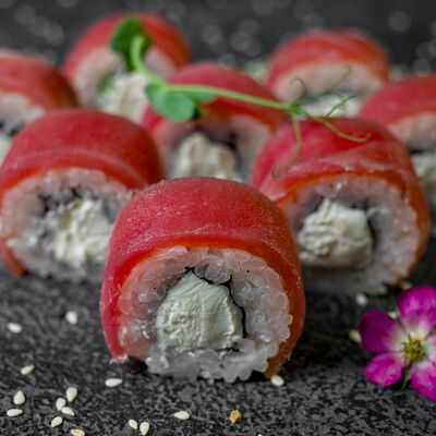 Ролл Филадельфия магуру в Restobar Первый & Ресторан доставки Личный повар по цене 549 ₽