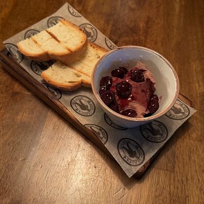 Куриный паштет с вишневым вареньем в John Gilroys по цене 590 ₽