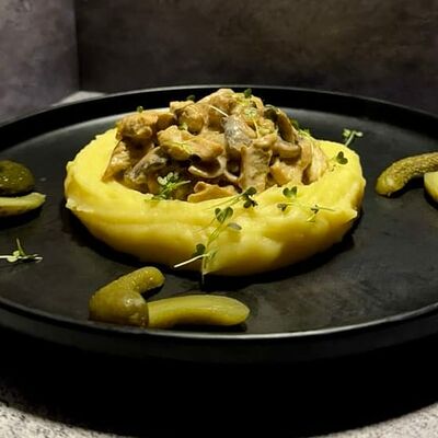 Бефстроганов из говяжьей вырезки в сливочно-французском стиле в Kaif Lounge по цене 900 ₽