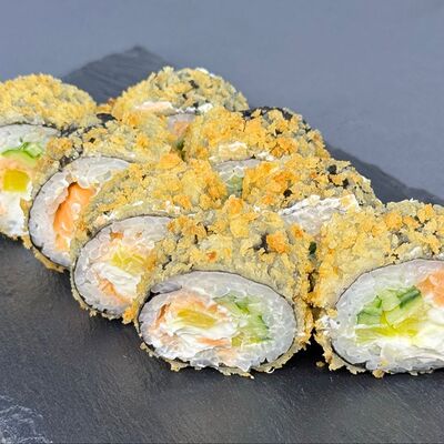 Теплый ролл с лососем и такуаном в Uminami по цене 690 ₽