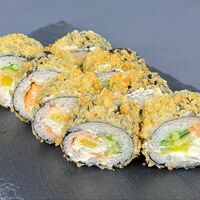 Теплый ролл с лососем и такуаном в Uminami